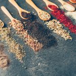 150 Nomes Criativos para Empresas de Temperos high-angle-view-dried-herbs-spoons